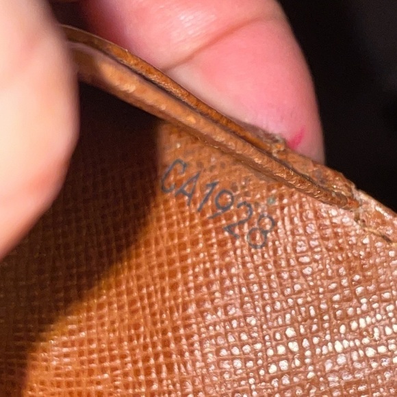 Louis Vuitton Dani closure wallet - Picture 6 of 11